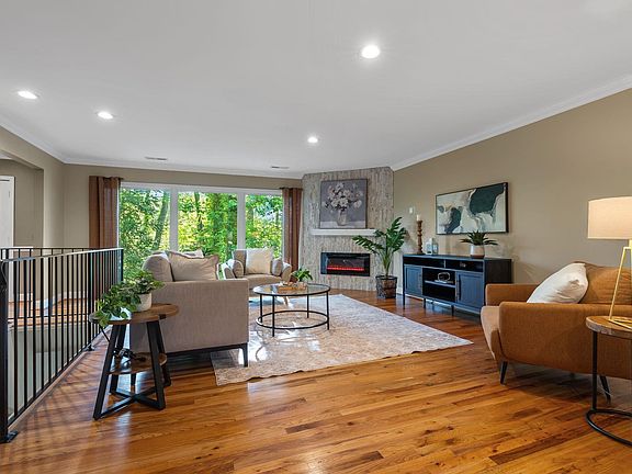 2nd image of 107 Stone Ridge Ct