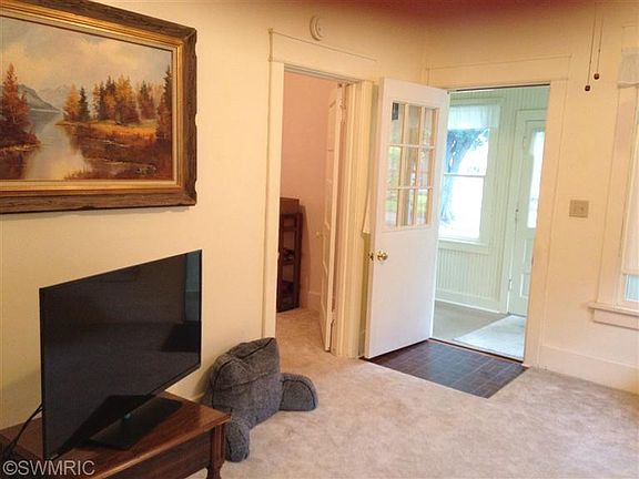 3rd image of 915 Wolcott Ave