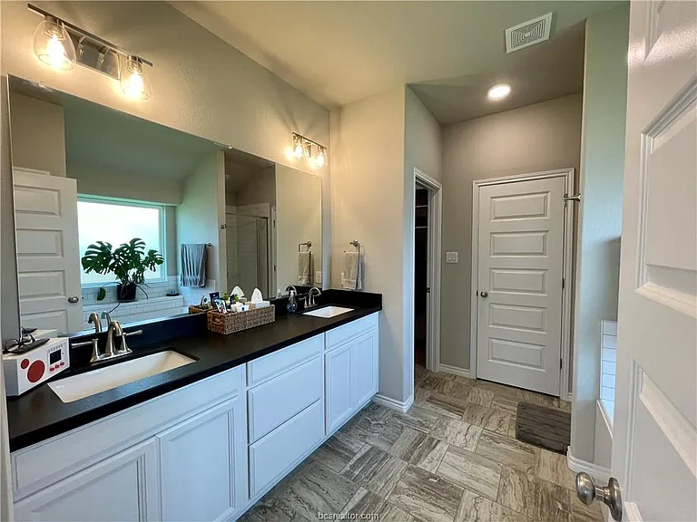 1918 Meridian Ct — Photo 13