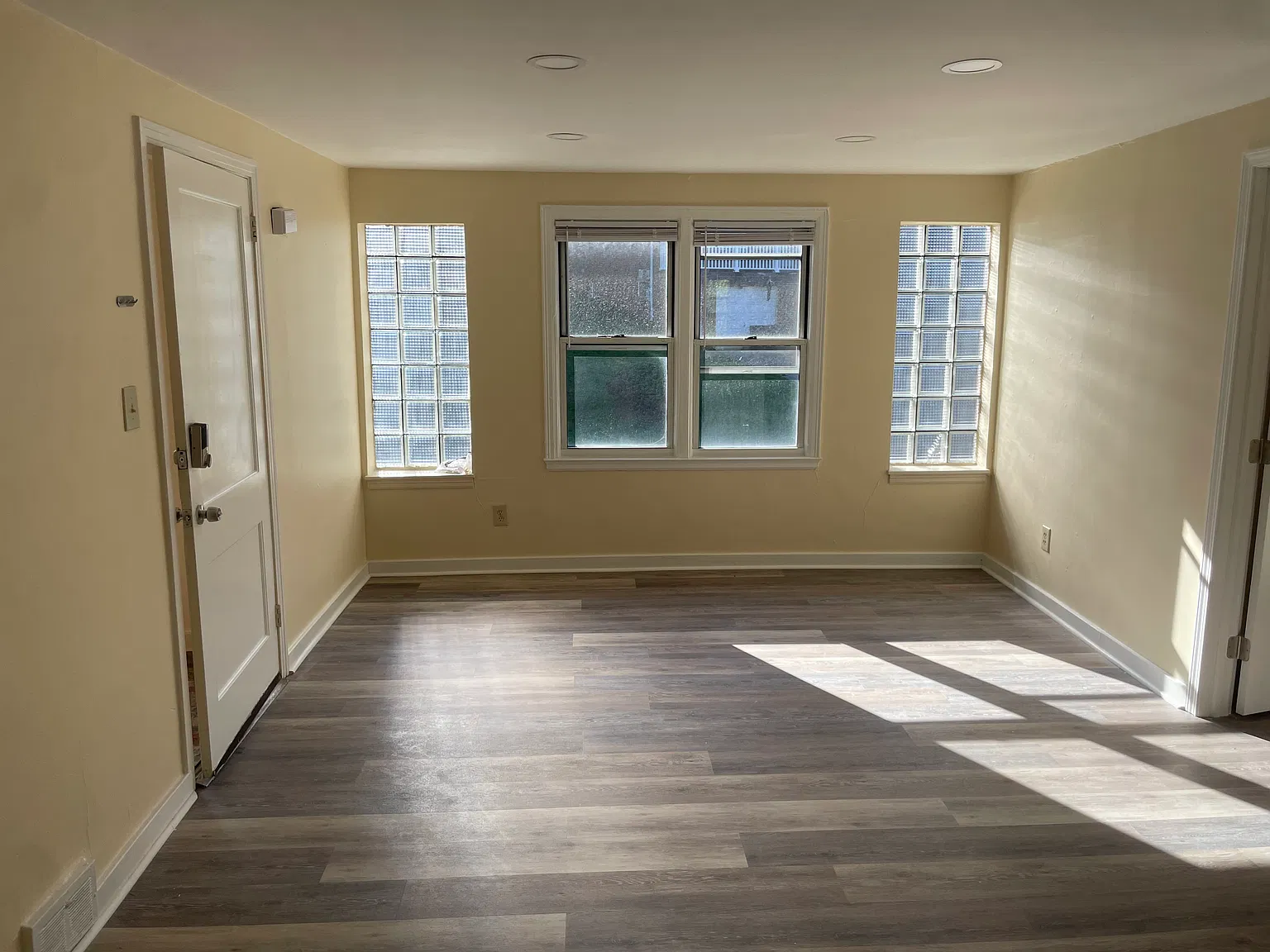 3 bed, 1045 sqft, $1,400 — Photo 4