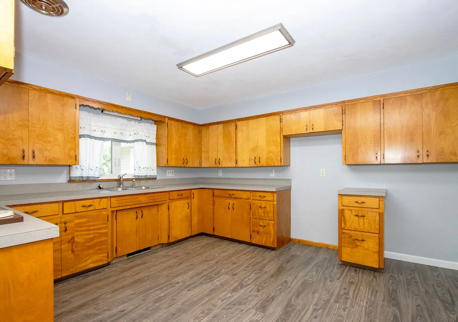 Four bedroom, single-family home — Photo 4