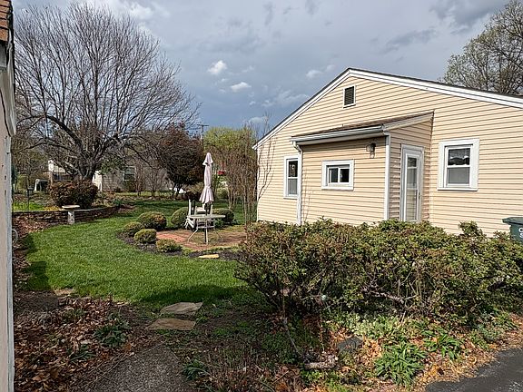 2nd image of 809 Nichols Rd