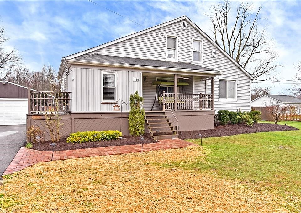 Welcome home! This beautiful Cape Code is situated on 0.84 lot, in Maplewood LSD.