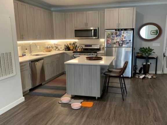 n_e appliances. island with lots of storage