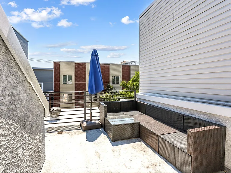 2318 E Thompson St — Photo 22