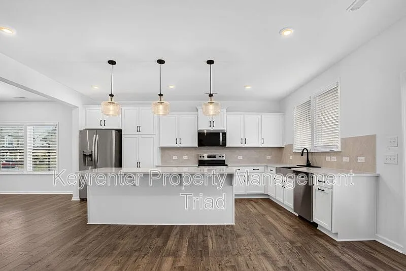 4 bed, 2.5 bath, 3000 sqft, $2,950 — Photo 3