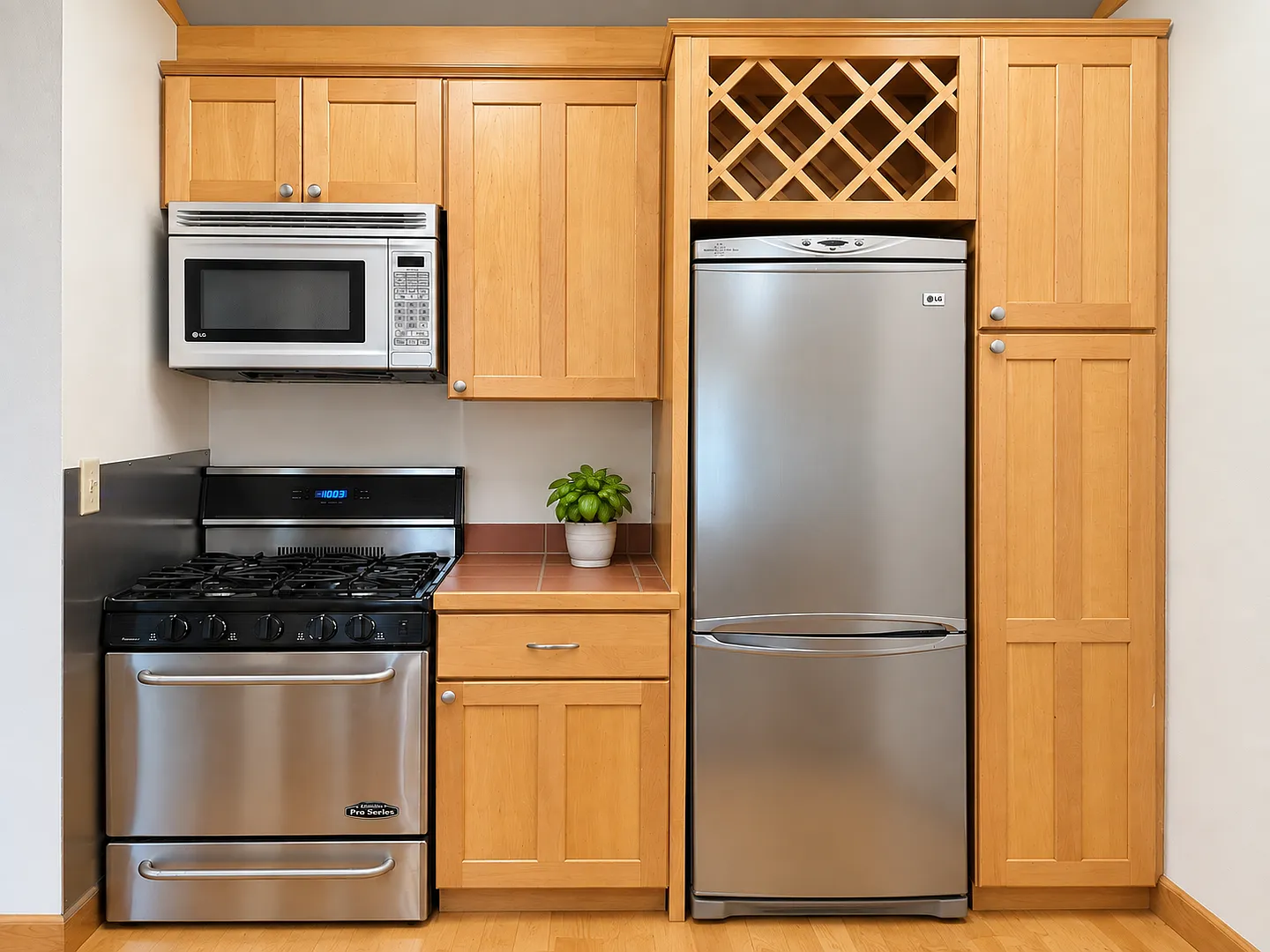 Spacious Top-Floor Studio in Edina - All Utilities Included — Photo 4