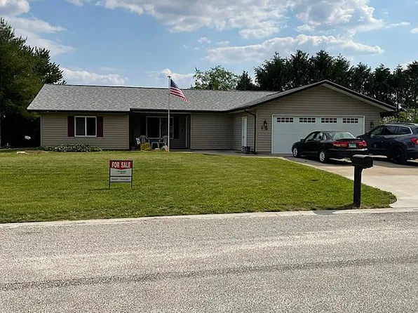 15 Corey Ave, Sullivan, IL 61951