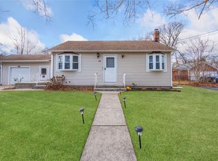 24 Abinet Ct, Selden, NY 11784