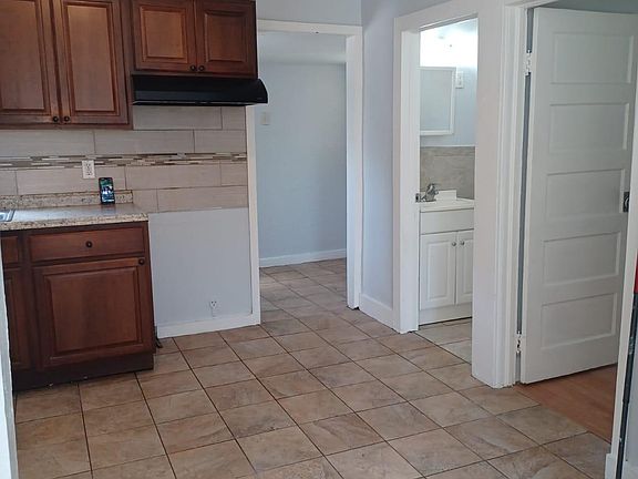 5th image of 947 James Ave S Back 1/2