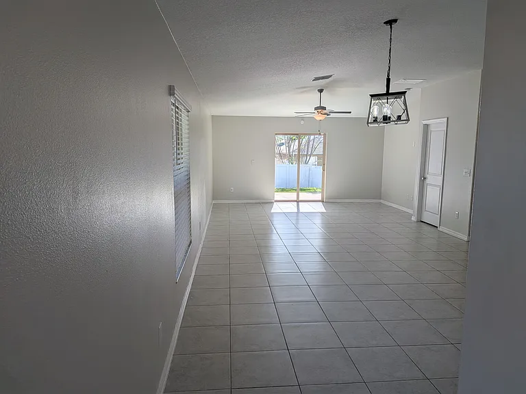 446 Argyll Dr — Photo 3