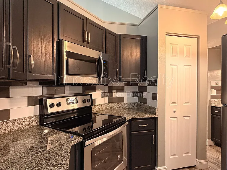 1025 Derbyshire Dr — Photo 7