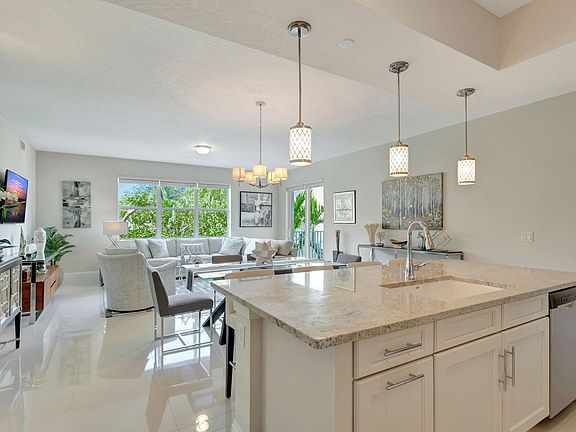 4th image of 921 Bay Colony Drive S