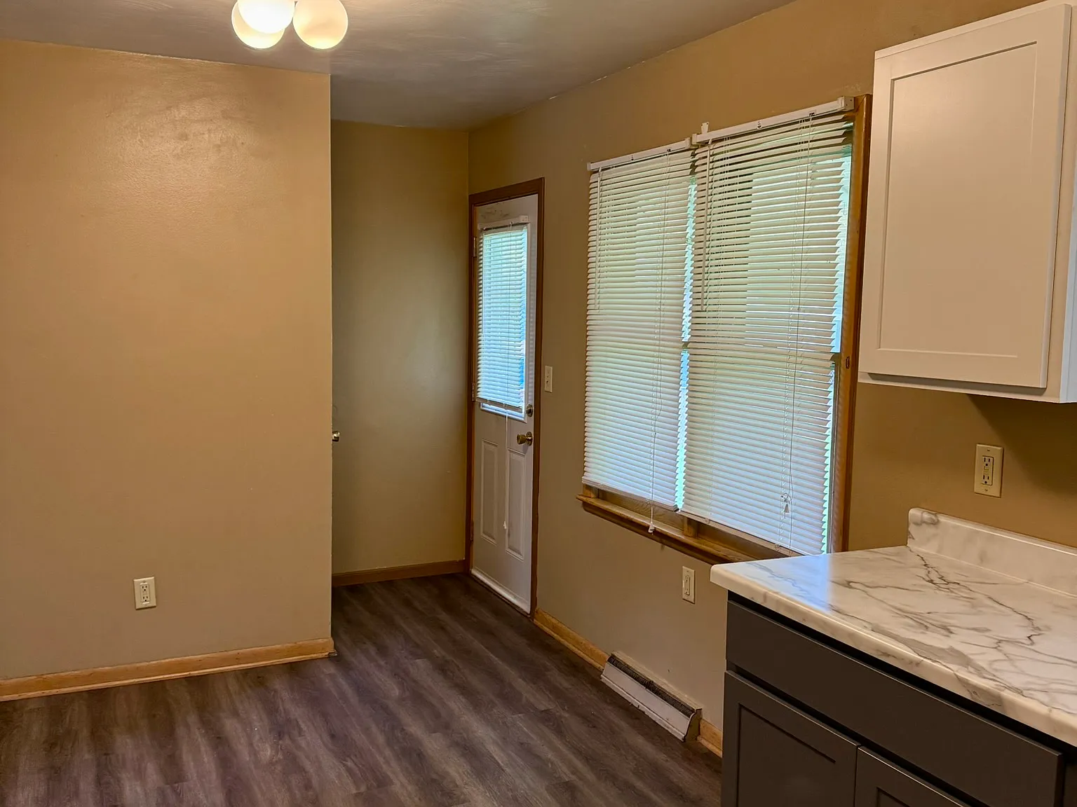 3 bed, 1002 sqft, $2,401 — Photo 3