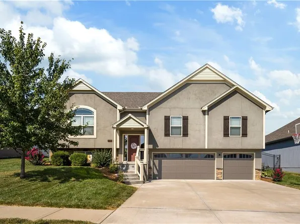 2110 NW Sycamore Ln, Grain Valley, MO 64029
