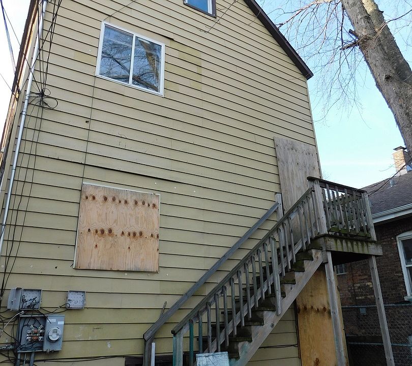 2nd image of 8543 S Escanaba Ave