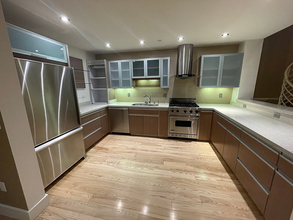 1st image of 188 King St Unit 607