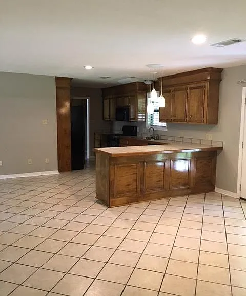 2395 Napoleon Ave — Photo 1