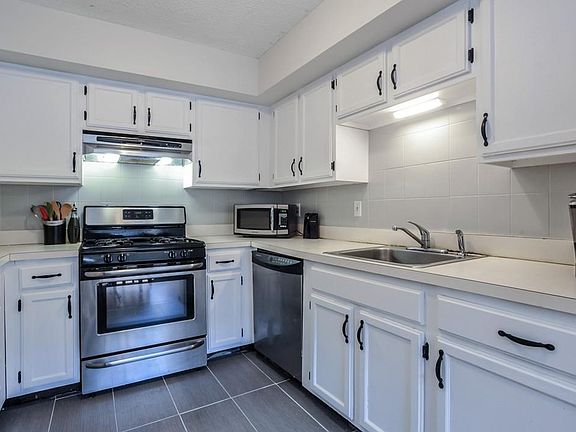 4th image of 45 Meadowood Dr