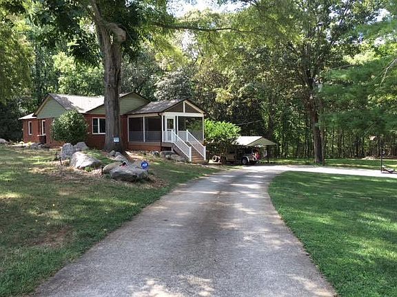 Large yard, LAWN MAINTENCE INCLUDED