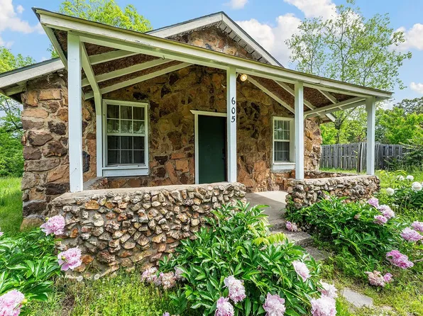 605 E Hilltop Dr, Rogers, AR 72756