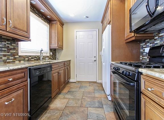 3rd image of 928 Shorewood Dr