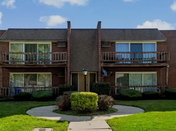 535 N Pleasant Dr APT 2B, Glenwood, IL 60425