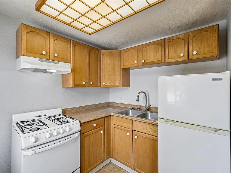 Kimberly Apartments — Photo 23