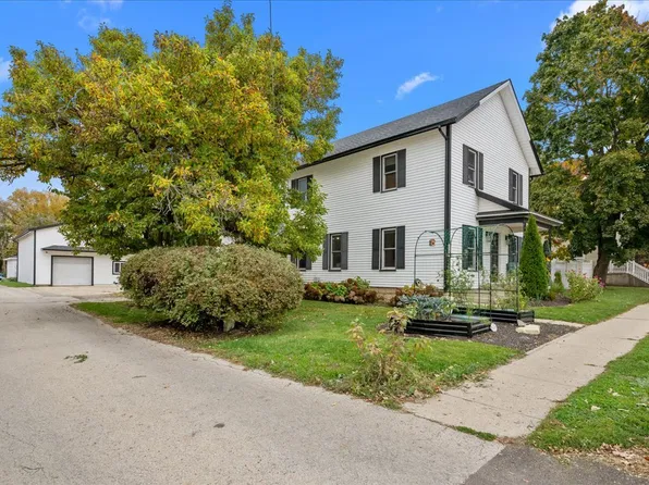 149 N May St, Hinckley, IL 60520