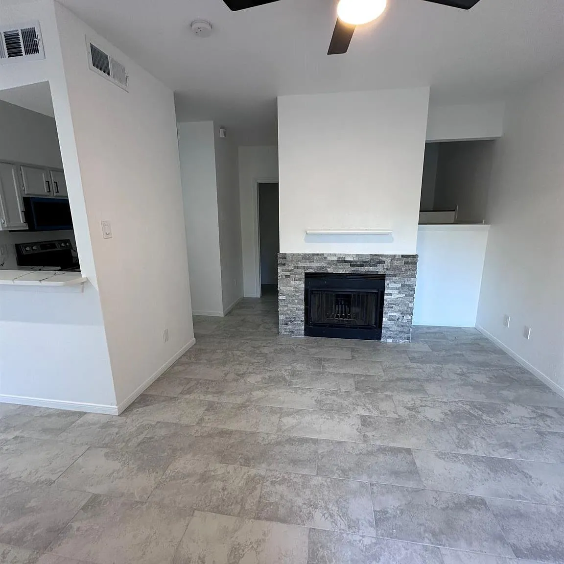 1 bed, 1.5 bath, 943 sqft, $1,450 — Photo 3