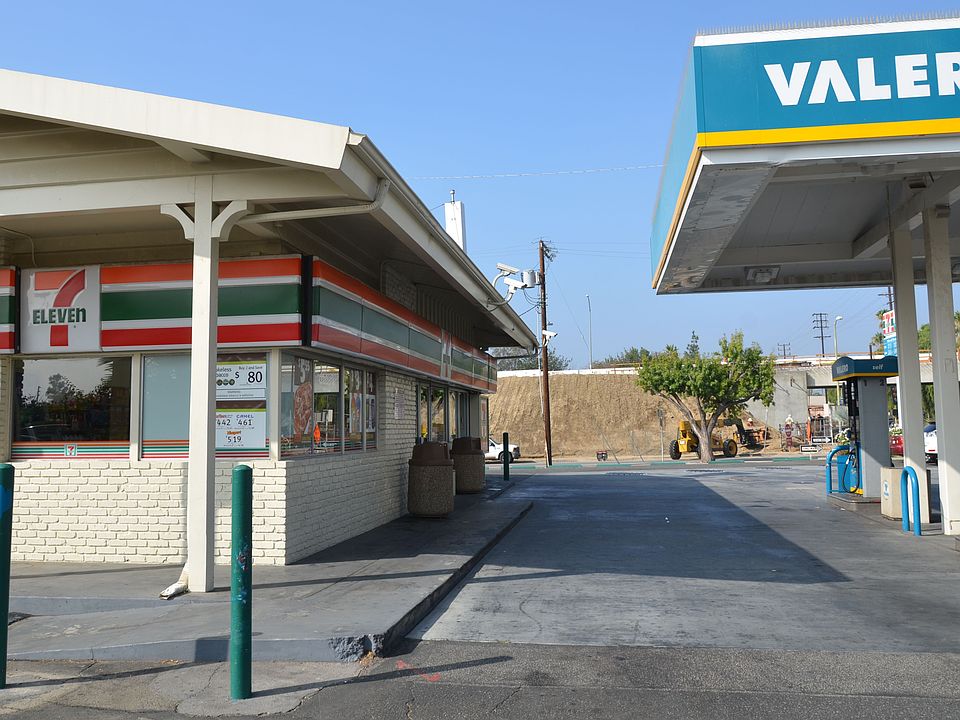 2nd image of 15544 San Fernando Mission Blvd