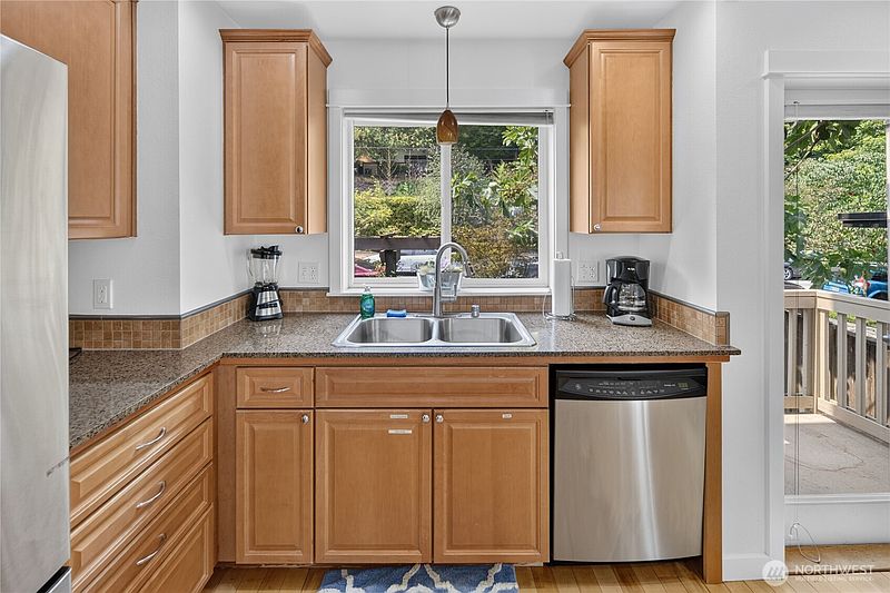 5th image of 226 B 26th Avenue E
