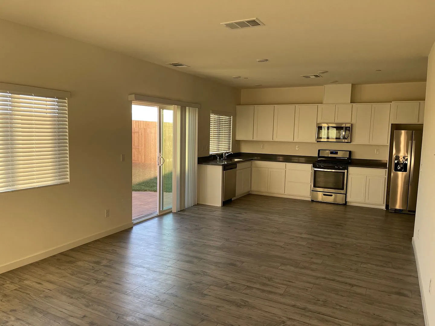 4 Bedrooms in West Roseville Available NOW — Photo 3