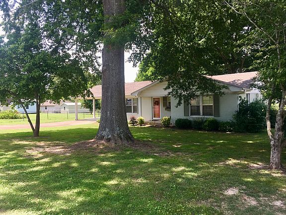 3rd image of 30 Carol Ann Dr