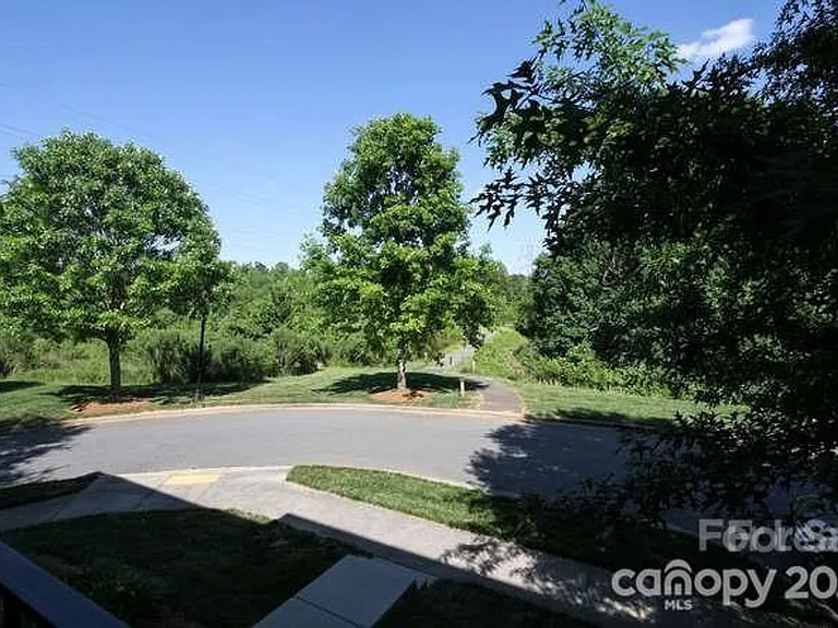 1054 Drayton Ct — Photo 22