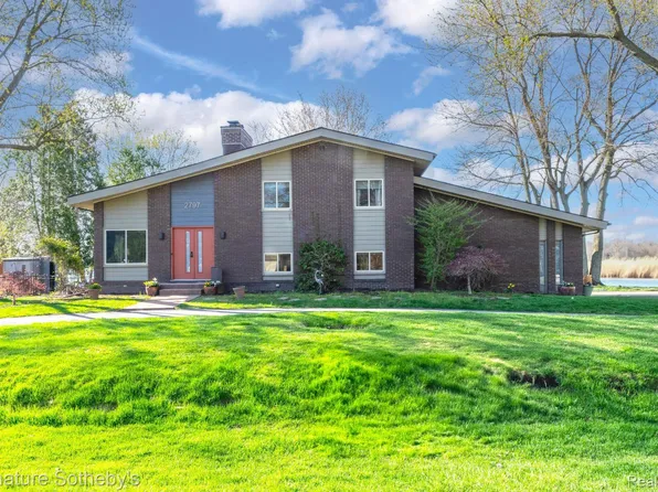 2797 Candlewick Dr, Orion, MI 48359