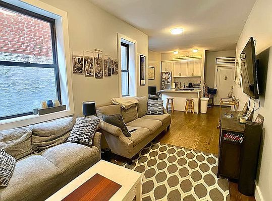 3rd image of 165 E 90th St APT 2C