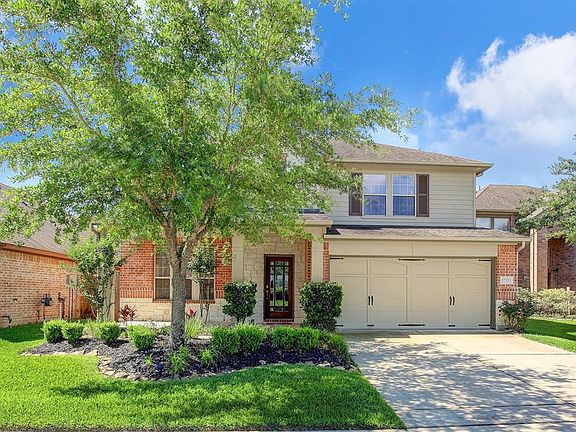 This home with a sizeable front and back covered patio is a rare find! The large lots and space between each home is a refreshing quality of Pine Hollow Landing.