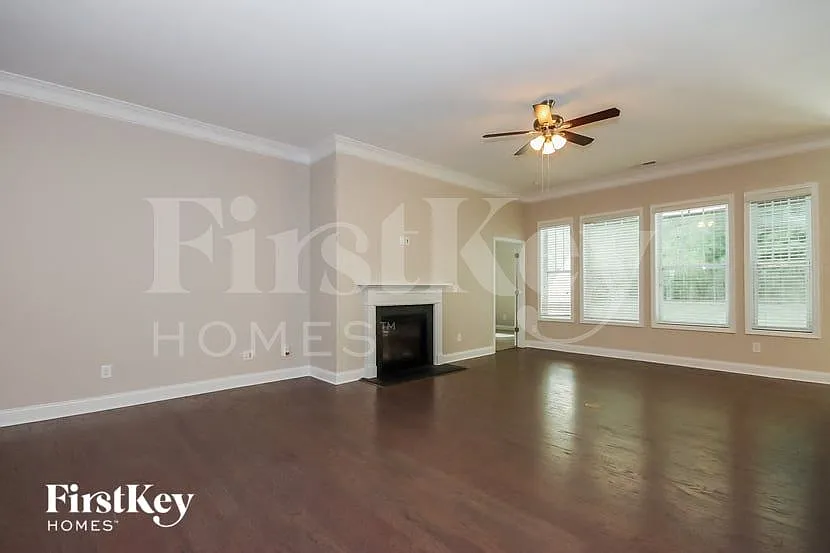 3 bed, 2.0 bath, 1899 sqft, $2,730 — Photo 3
