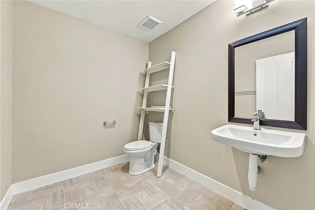 2 bed, 4.0 bath, 1972 sqft, $5,600 — Photo 4