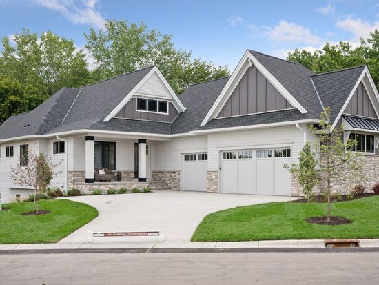 592 Harbor Ct, Shoreview, MN 55126