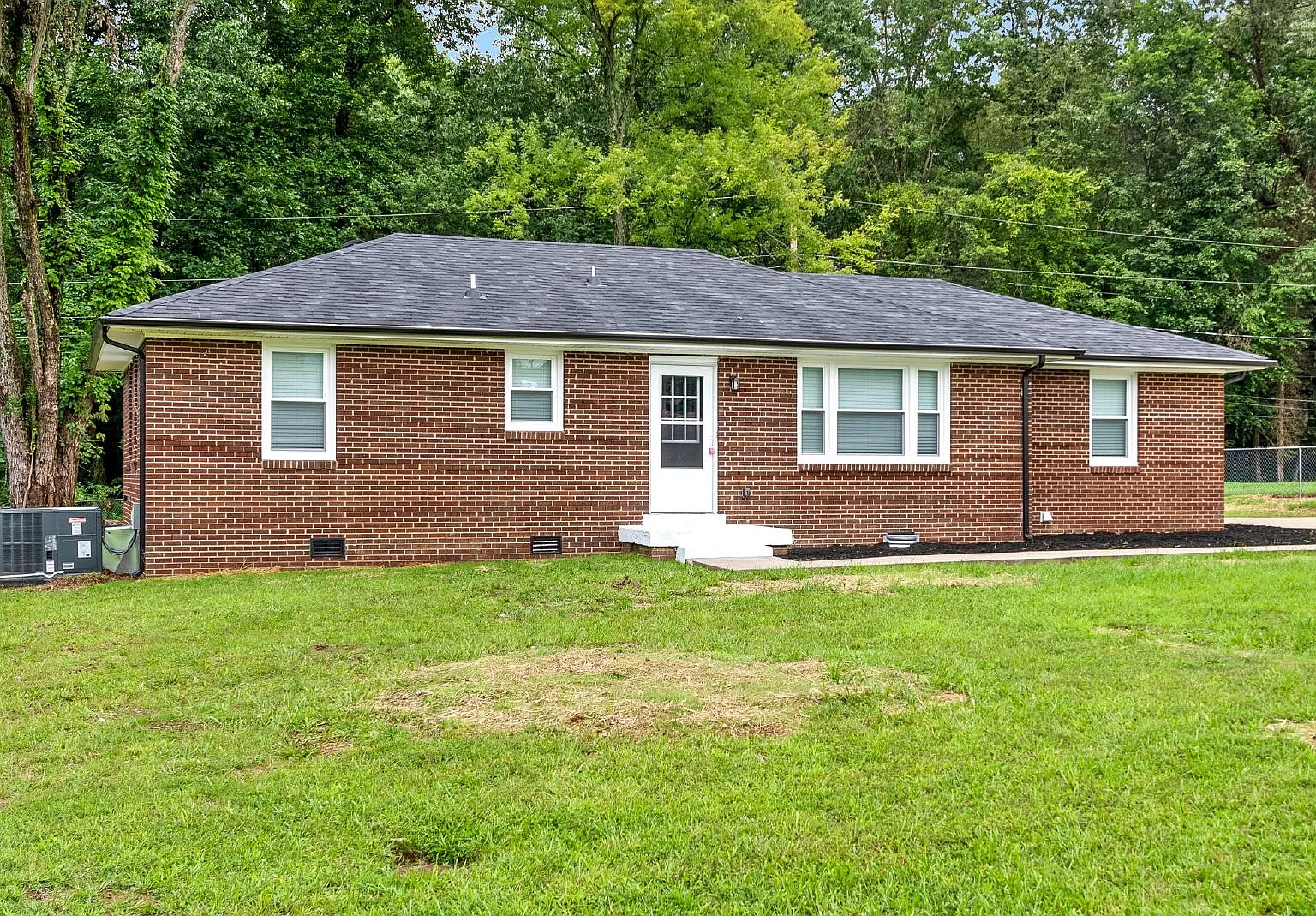 4 bed, 1.5 bath, 1450 sqft, $1,695 — Photo 3