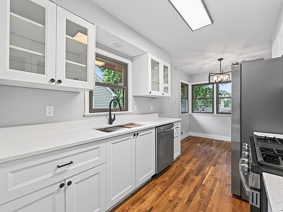 5th image of 5037 4th St NE