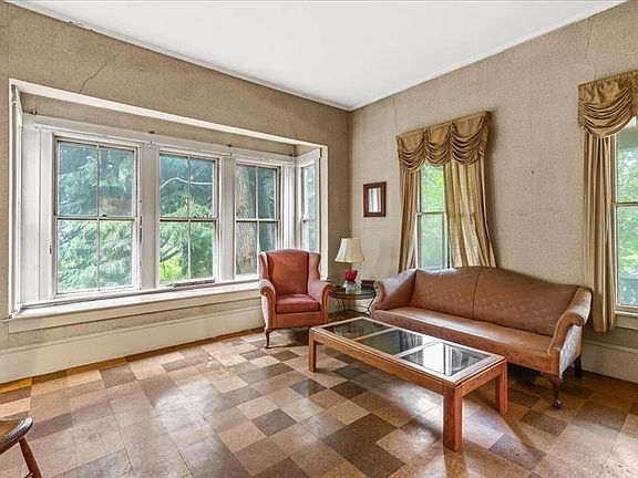 3rd image of 40 Columbus St