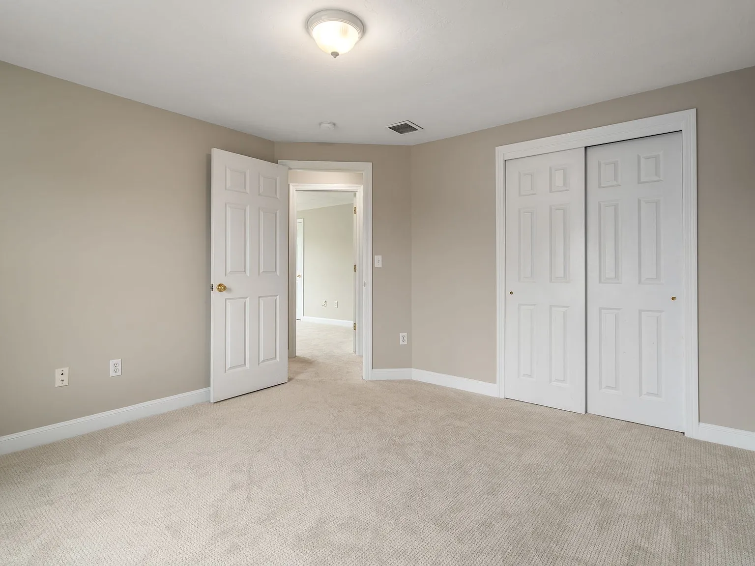 3 bed, 1.5 bath, 1270 sqft, $2,800 — Photo 2
