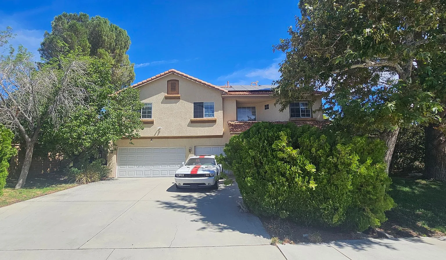 Spacious 5-bedroom, 4-bath home in Palmdale! — Photo 1