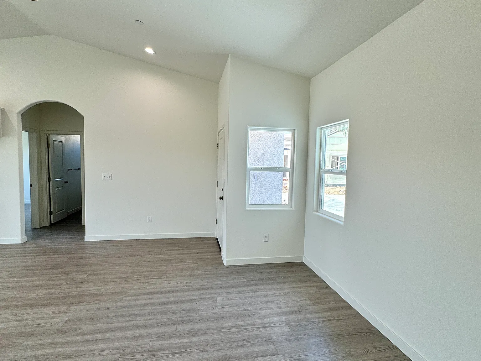 3 bed, 1270 sqft, $2,350 — Photo 2