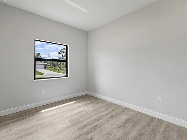 1051 Milwaukee Blvd — Photo 4