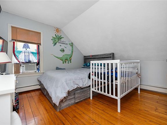 4th image of 113 Summer St