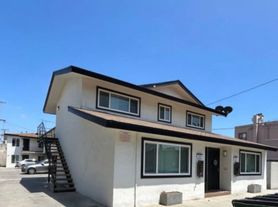 Upper level 2 bed 2 bath with Washer / Dryer in Unit! Garage included!, 2 br / 2.0 ba, $2300